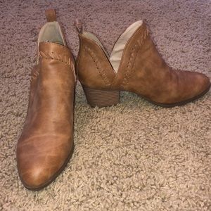 Side cut-out Ankle boots